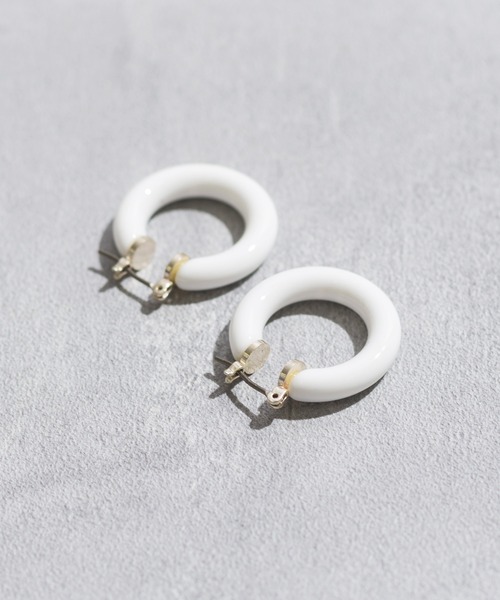 JANESMITH（ジェーンスミス）の「JANESMITH ジェーンスミス / COLOR EARRINGS カラーフープピアス / 22SAC-#241L（ピアス（両耳用）・レディース・ホワイト/ブラック/グリーン/クリーム・FREE）」の5枚目の写真