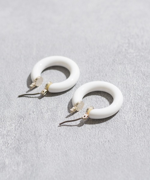 JANESMITH（ジェーンスミス）の「JANESMITH ジェーンスミス / COLOR EARRINGS カラーフープピアス / 22SAC-#241L（ピアス（両耳用）・レディース・ホワイト/ブラック/グリーン/クリーム・FREE）」の6枚目の写真