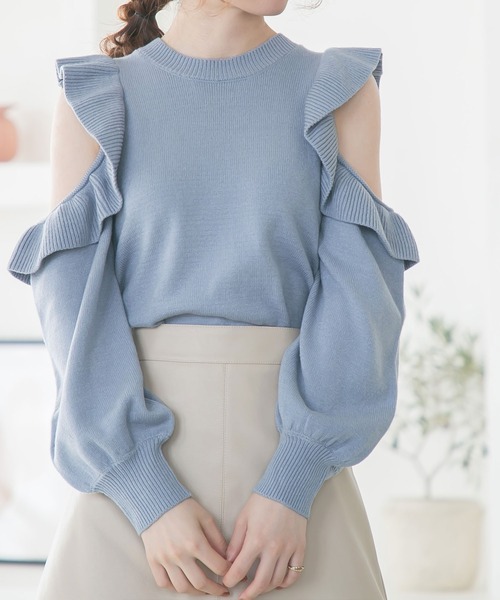 Newlyme（ニューリーミー）の「オープンショルダーフリルニットトップス（ニット/セーター・レディース・ブラック/ブルー/アイボリー/モカ/グレイッシュベージュ・LARGE/XX-LARGE/MEDIUM/X-LARGE）」の5枚目の写真