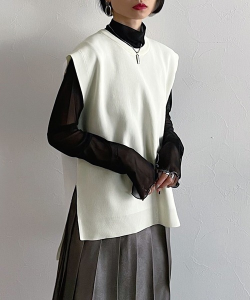 PAGEBOY（ページボーイ）の「バックオープンベスト（ベスト・レディース・ベージュ系その他/オフホワイト/ブラック・FREE）」の2枚目の写真