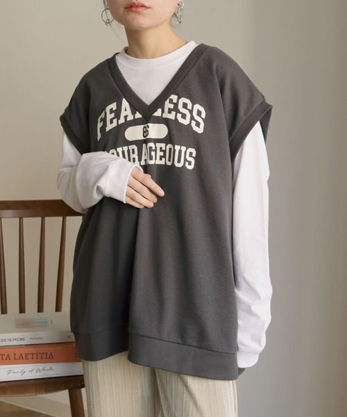 HER CLOSET(ハークローゼット)の「【shemoshelly】ユニフォームカレッジロゴ深Vネックカットソービッグベスト(ベスト・レディース・チャコールグレー/ブラック/ヘザーグレー/マスタード/モカ・M)」の22枚目の写真