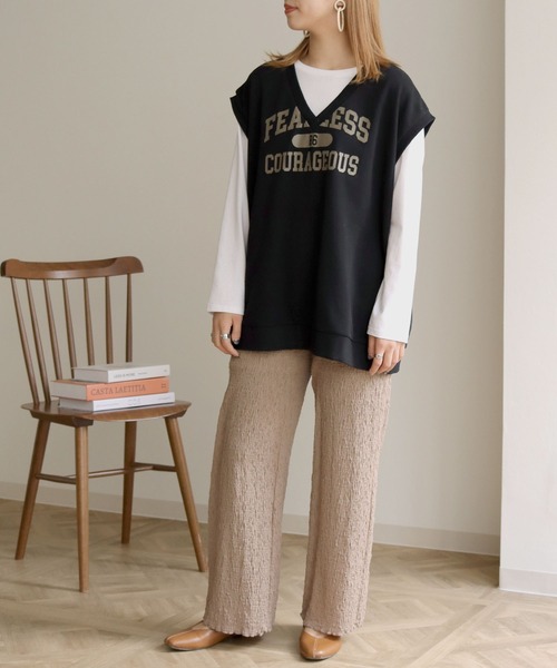 HER CLOSET(ハークローゼット)の「【shemoshelly】ユニフォームカレッジロゴ深Vネックカットソービッグベスト(ベスト・レディース・チャコールグレー/ブラック/ヘザーグレー/マスタード/モカ・M)」の20枚目の写真