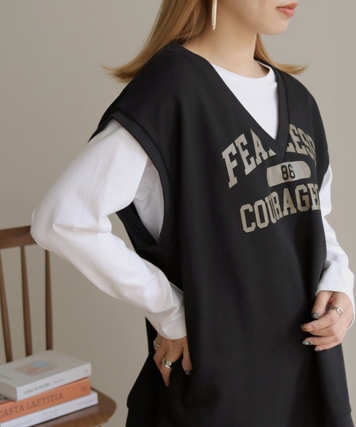 HER CLOSET(ハークローゼット)の「【shemoshelly】ユニフォームカレッジロゴ深Vネックカットソービッグベスト(ベスト・レディース・チャコールグレー/ブラック/ヘザーグレー/マスタード/モカ・M)」の19枚目の写真