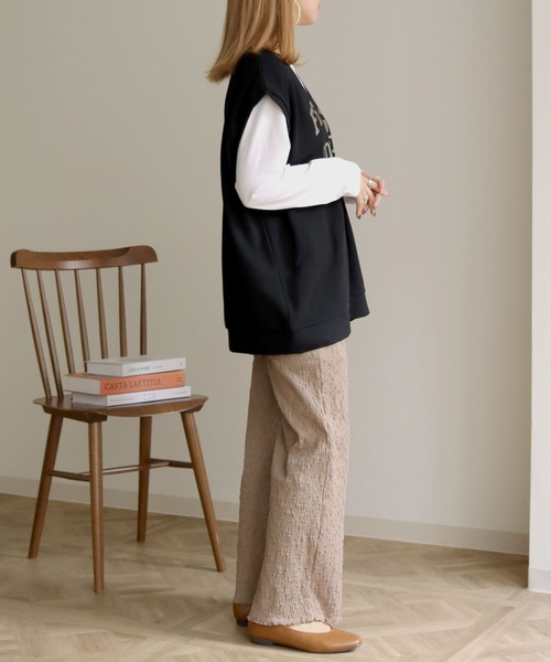 HER CLOSET(ハークローゼット)の「【shemoshelly】ユニフォームカレッジロゴ深Vネックカットソービッグベスト(ベスト・レディース・チャコールグレー/ブラック/ヘザーグレー/マスタード/モカ・M)」の21枚目の写真