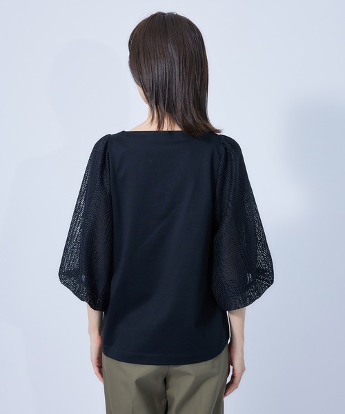 ROPE'（ロペ）の「カット×ラッセルレース  袖バルーンスリーブブラウス（Tシャツ/カットソー・レディース・ホワイト/ブラック/ダークブラウン・38）」の4枚目の写真