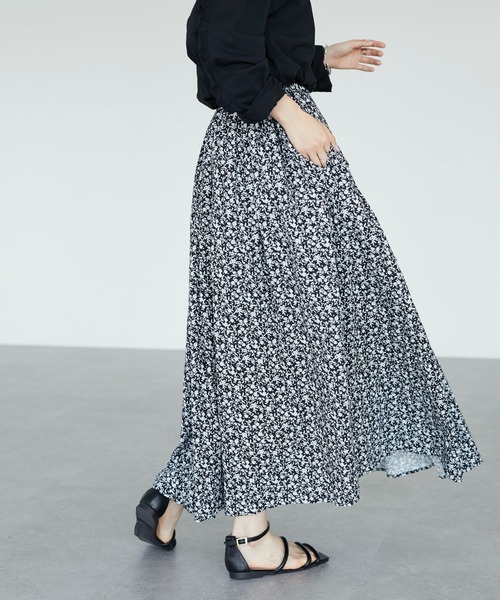 CRAFT STANDARD BOUTIQUE(クラフトスタンダードブティック)の「小花柄ギャザースカート *◆(スカート・レディース・ブラック/ブルー・FREE)」の1枚目の写真