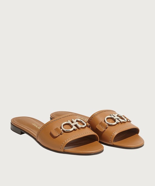 FERRAGAMO（フェラガモ）の「スライドサンダル（サンダル・レディース・ライトブラウン・6/6.5/5/7/7.5/5.5）」の2枚目の写真