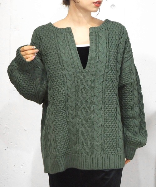 tiptop（ティップトップ）の「ケーブルキーネックBIGニットプルオーバー（ニット/セーター・レディース・ブラック/オフホワイト/ダークグリーン/ブルー/パープル/エンジ/グリーン・FREE）」の9枚目の写真