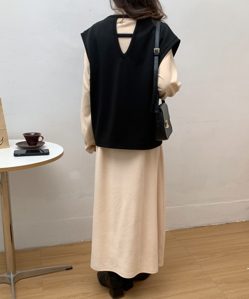 ECLIN(エクラン)の「Vネックベスト&タートルネックフレアワンピースセットアップ(ワンピース・レディース・ブラック/チャコールグレー/ベージュ・M/L)」の20枚目の写真