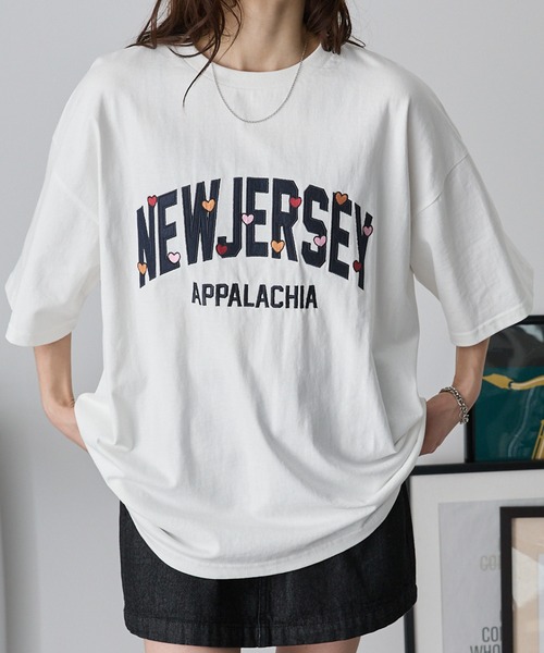 MONO-MART（モノマート）の「PARAMUS MINNESOTA DES MOINES LOGO CREW NECK T-SHIRTS / パラマス ミネソタ デモイン アーチロゴ 配色刺繍 クルーネック ビッグ 半袖Tシャツ（Tシャツ/カットソー・レディース・ピンク系1/グレー系1/ライトグレー系4/ライトグレー系2/ネイビー系2/ブラック系4/ピンク系4/グリーン系2/ホワイト系1/ホワイト系4/ライトグレー系1/ブラック系5/ブラック系6/レッド系1/ネイビー系6/ホワイト系5/ライトグレー系5/ホワイト系6・L/M/S/XL）」の3枚目の写真