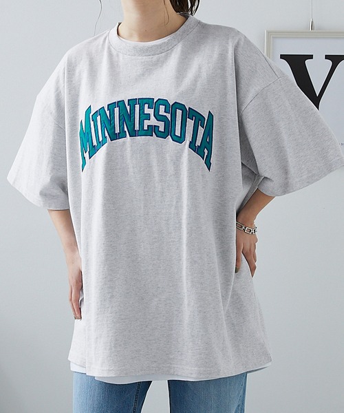 MONO-MART（モノマート）の「PARAMUS MINNESOTA DES MOINES LOGO CREW NECK T-SHIRTS / パラマス ミネソタ デモイン アーチロゴ 配色刺繍 クルーネック ビッグ 半袖Tシャツ（Tシャツ/カットソー・レディース・ピンク系1/グレー系1/ライトグレー系4/ライトグレー系2/ネイビー系2/ブラック系4/ピンク系4/グリーン系2/ホワイト系1/ホワイト系4/ライトグレー系1/ブラック系5/ブラック系6/レッド系1/ネイビー系6/ホワイト系5/ライトグレー系5/ホワイト系6・L/M/S/XL）」の19枚目の写真