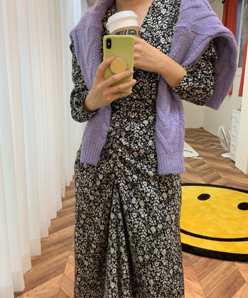 Jasmine Grandiflorum(ジャスミングランディフローラム)の「配色 Vネック 花柄ワンピース(ワンピース・レディース・グリーン/チョコ/ブラック・FREE)」の2枚目の写真