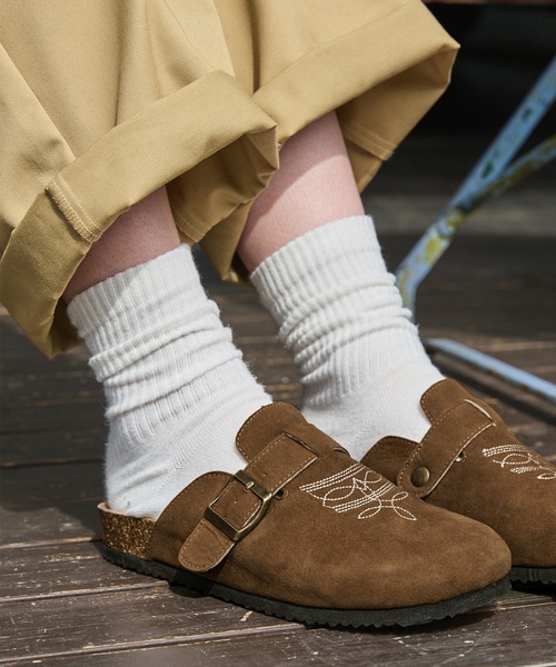 MONO-MART LADY'S(モノマートレディース)の「コンフォートサンダルフラワーステッチサンダル(サンダル・レディース・キャメル/グレイッシュベージュ/ブラック・S/M/L/LL)」の3枚目の写真