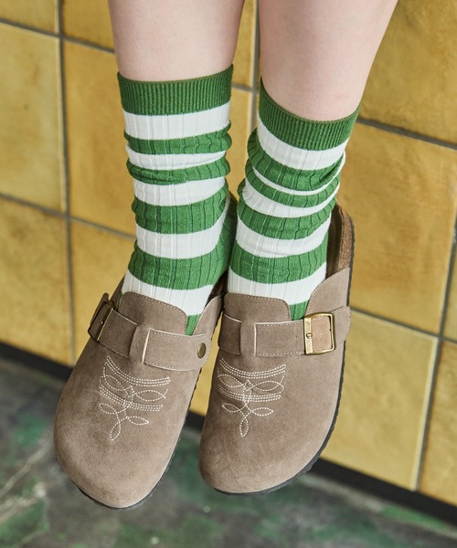 MONO-MART LADY'S(モノマートレディース)の「コンフォートサンダルフラワーステッチサンダル(サンダル・レディース・キャメル/グレイッシュベージュ/ブラック・S/M/L/LL)」の2枚目の写真