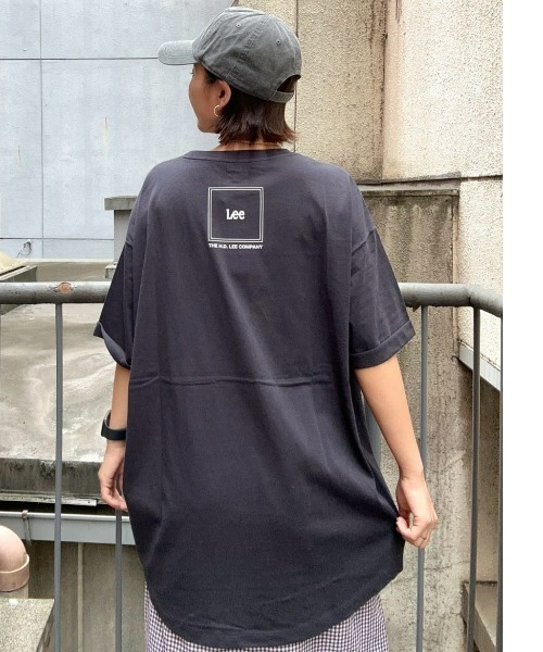 Lee(リー)の「【Lee】バックスクエアロゴTシャツ(Tシャツ/カットソー・レディース・ダークグレー・L/M)」の1枚目の写真