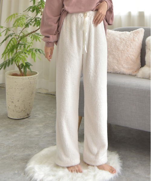 ad thie(アドティエ)の「ボア ロング パンツ(ルームウェア/パジャマ・レディース・チャコール/ピンク/ブラック/ブルー/ミント/オフホワイト/ナチュラル/ネイビー・FREE)」の2枚目の写真