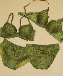 AMOSTYLE BY Triumph（アモスタイルバイトリンプ）の「【シリーズ累計120万枚突破！※ラクしてボリュームアップするブラ＆ショーツセット】デイジーレース 夢みるブラDeep V ブラ＆ショーツセット【B,C,Dカップ】AMST1150 WHU2 + Hikini（ブラ&ショーツ）」