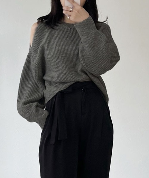 Reurie'（レウリィ）の「【ZOZO限定カラー有】オープンショルダーニット /肩開き ルーズニット カラーニット プルオーバー ショート丈  アイボリー グレー グリーン（ニット/セーター・レディース・アイボリー/チャコールグレー/グリーン/グレー・FREE）」の3枚目の写真