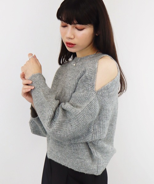 Reurie'（レウリィ）の「【ZOZO限定カラー有】オープンショルダーニット /肩開き ルーズニット カラーニット プルオーバー ショート丈  アイボリー グレー グリーン（ニット/セーター・レディース・アイボリー/チャコールグレー/グリーン/グレー・FREE）」の8枚目の写真