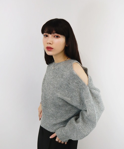 Reurie'（レウリィ）の「【ZOZO限定カラー有】オープンショルダーニット /肩開き ルーズニット カラーニット プルオーバー ショート丈  アイボリー グレー グリーン（ニット/セーター・レディース・アイボリー/チャコールグレー/グリーン/グレー・FREE）」の6枚目の写真