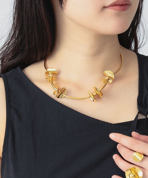 Ray BEAMS(レイビームス)の「RBS / カーブド パイプ ネックレス GOLD(ネックレス・レディース・ゴールド・ONE SIZE)」の2枚目の写真