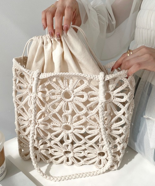 moment+（モーメントプラス）の「フラワー編みトートバッグ（トートバッグ・レディース・ブラック/アイボリー・FREE）」の4枚目の写真