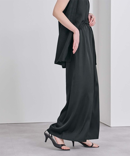 UR'S（ユアーズ）の「サテンイージードレープパンツ（その他パンツ・レディース・スミクロ/カーキ/アイボリー/キャメル/ダークブラウン・L/S/M）」の3枚目の写真