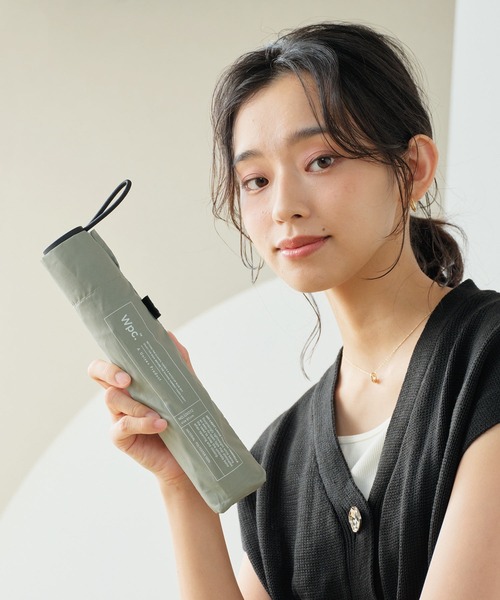 Wpc.（ダブリュピーシー）の「UNISEX AIR-LIGHT LARGE FOLD 折りたたみ 軽量 雨傘 晴雨兼用 Wpc.（折りたたみ傘・メンズ・ネイビー/ベージュ/グリーン/ブラック/ブルーグレー/オフホワイト・FREE）」の5枚目の写真