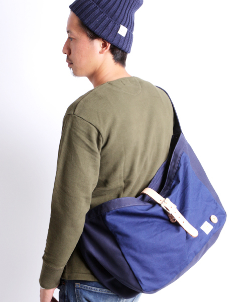Denime(ドゥニーム)の「NOMAD×Denime NEWS PAPER BAG/ノマド×ドゥニーム ニュースペーパーバッグ(メッセンジャーバッグ・メンズ・ネイビー・FREE)」の2枚目の写真