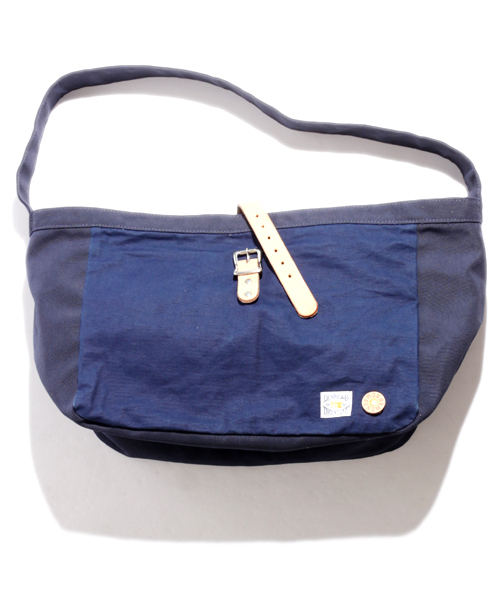 Denime(ドゥニーム)の「NOMAD×Denime NEWS PAPER BAG/ノマド×ドゥニーム ニュースペーパーバッグ(メッセンジャーバッグ・メンズ・ネイビー・FREE)」の4枚目の写真