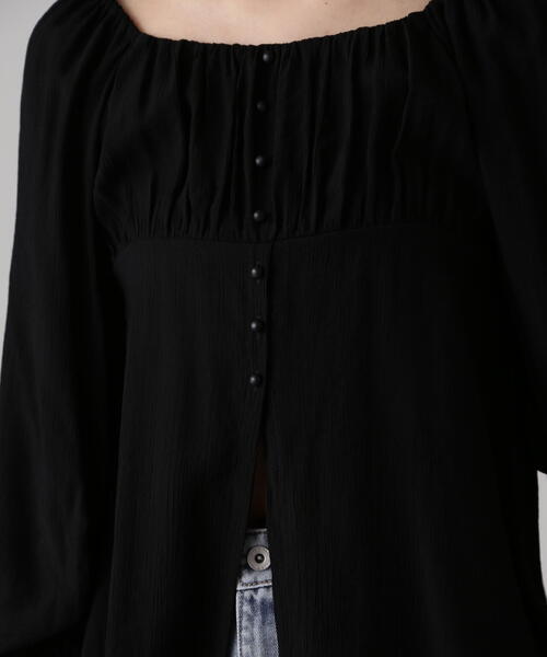 FREE'S MART（フリーズマート）の「フロントスリット2WAYオフショルギャザーブラウス（シャツ/ブラウス・レディース・ブルー/ブラック/ホワイト・FREE）」の4枚目の写真