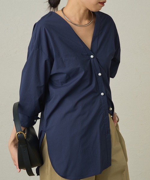 【Loungedress】パールVブラウス LOUNGEDRESS（ラウンジドレス）の「パールVブラウス（シャツ
