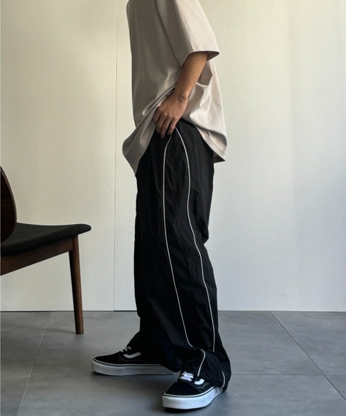 CREARE -LINO-（クレアーレリノ）の「パイピング ナイロン ルーズ パンツ<ユニセックス>（その他パンツ・メンズ・ブラック/カーキ/グレー・M/L）」の2枚目の写真