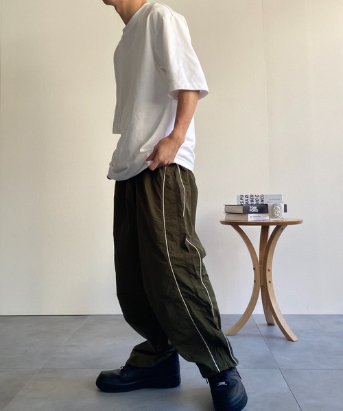 CREARE -LINO-（クレアーレリノ）の「パイピング ナイロン ルーズ パンツ<ユニセックス>（その他パンツ・メンズ・ブラック/カーキ/グレー・M/L）」の18枚目の写真