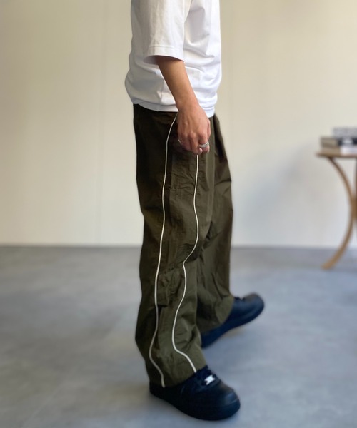 CREARE -LINO-（クレアーレリノ）の「パイピング ナイロン ルーズ パンツ<ユニセックス>（その他パンツ・メンズ・ブラック/カーキ/グレー・M/L）」の20枚目の写真