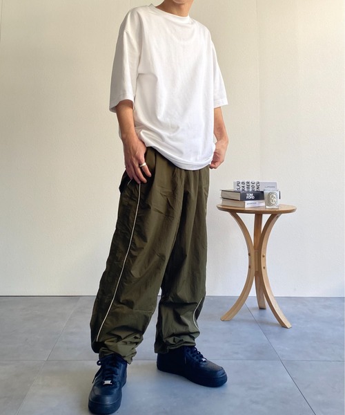 CREARE -LINO-（クレアーレリノ）の「パイピング ナイロン ルーズ パンツ<ユニセックス>（その他パンツ・メンズ・ブラック/カーキ/グレー・M/L）」の4枚目の写真