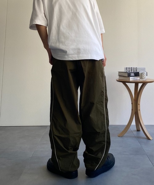 CREARE -LINO-（クレアーレリノ）の「パイピング ナイロン ルーズ パンツ<ユニセックス>（その他パンツ・メンズ・ブラック/カーキ/グレー・M/L）」の5枚目の写真
