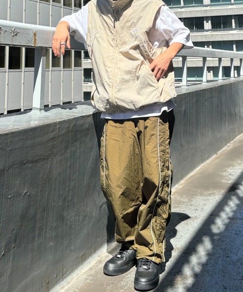 CREARE -LINO-（クレアーレリノ）の「パイピング ナイロン ルーズ パンツ<ユニセックス>（その他パンツ・メンズ・ブラック/カーキ/グレー・M/L）」の11枚目の写真