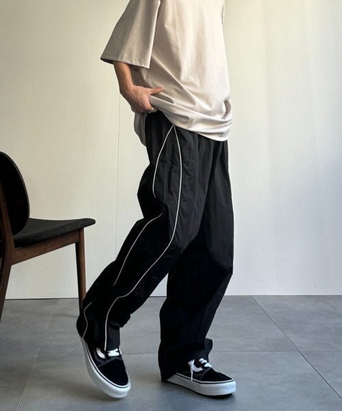 CREARE -LINO-（クレアーレリノ）の「パイピング ナイロン ルーズ パンツ<ユニセックス>（その他パンツ・メンズ・ブラック/カーキ/グレー・M/L）」の8枚目の写真