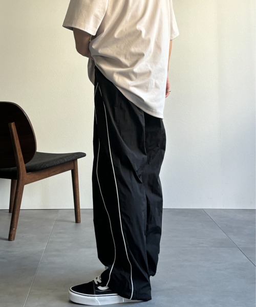 CREARE -LINO-（クレアーレリノ）の「パイピング ナイロン ルーズ パンツ<ユニセックス>（その他パンツ・メンズ・ブラック/カーキ/グレー・M/L）」の15枚目の写真