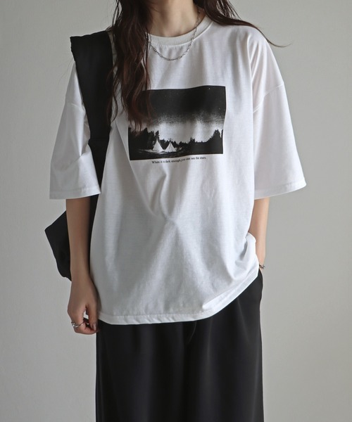 COURO（コウロ）の「HAL×COURO ランドスケープフォトプリントTシャツ（Tシャツ/カットソー・レディース・ブラック/オフホワイト/グレー・FREE）」の4枚目の写真
