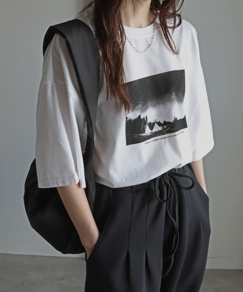 COURO（コウロ）の「HAL×COURO ランドスケープフォトプリントTシャツ（Tシャツ/カットソー・レディース・ブラック/オフホワイト/グレー・FREE）」の7枚目の写真