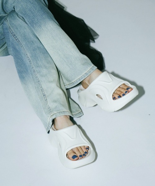 duei(デュイ)の「EVAプラットフォームサンダル(サンダル・レディース・ホワイト/ブラック・SMALL/MEDIUM/LARGE)」の1枚目の写真