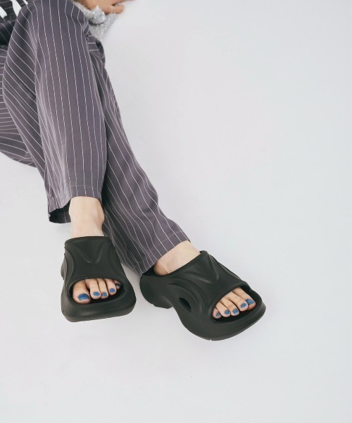 duei(デュイ)の「EVAプラットフォームサンダル(サンダル・レディース・ホワイト/ブラック・SMALL/MEDIUM/LARGE)」の2枚目の写真