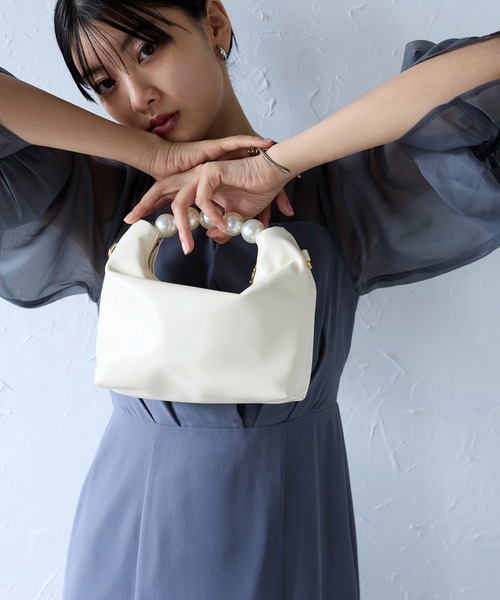 &Robu.(アンドロブ)の「パールハンドルフェイクレザーバッグ 結婚式 お呼ばれ 顔合わせ(ハンドバッグ・レディース・ブラック/アイボリー/シルバー・FREE)」の13枚目の写真