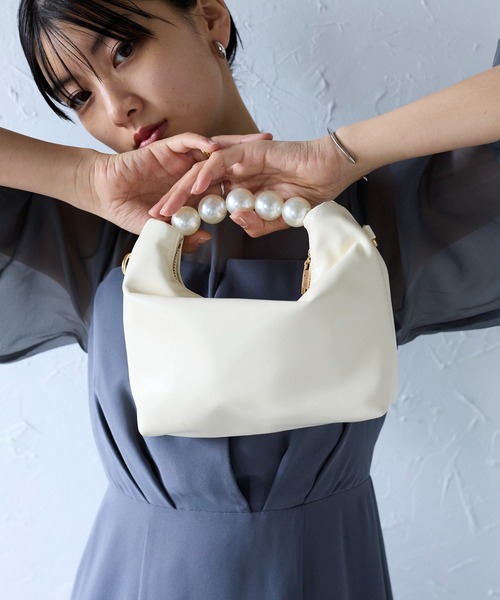 &Robu.(アンドロブ)の「パールハンドルフェイクレザーバッグ 結婚式 お呼ばれ 顔合わせ(ハンドバッグ・レディース・ブラック/アイボリー/シルバー・FREE)」の12枚目の写真