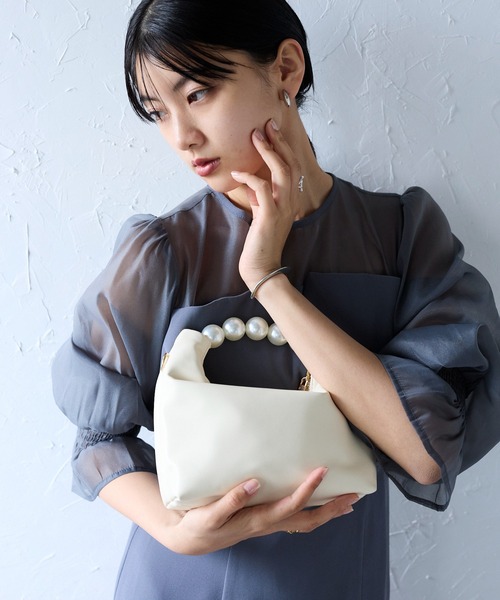 &Robu.(アンドロブ)の「パールハンドルフェイクレザーバッグ 結婚式 お呼ばれ 顔合わせ(ハンドバッグ・レディース・ブラック/アイボリー/シルバー・FREE)」の15枚目の写真