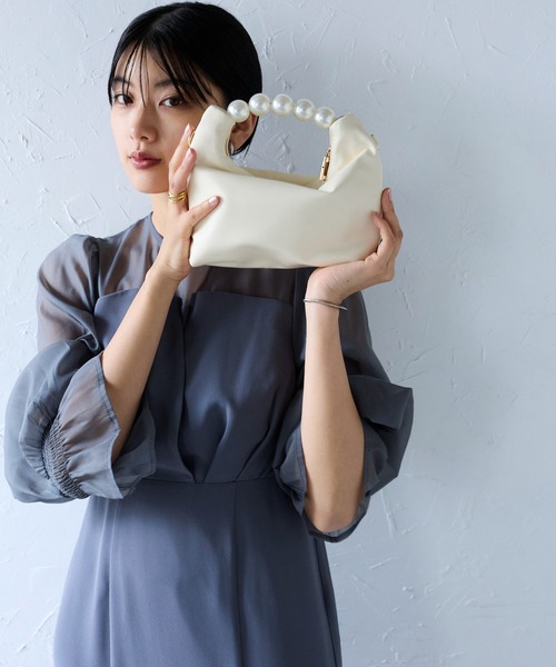 &Robu.(アンドロブ)の「パールハンドルフェイクレザーバッグ 結婚式 お呼ばれ 顔合わせ(ハンドバッグ・レディース・ブラック/アイボリー/シルバー・FREE)」の16枚目の写真