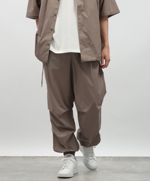 LAKOLE(ラコレ)の「さらさらナイロンEASYパンツ / 133140(その他パンツ・メンズ・ブラック/ライトグレー/キャメル・X-LARGE/MEDIUM/LARGE)」の3枚目の写真