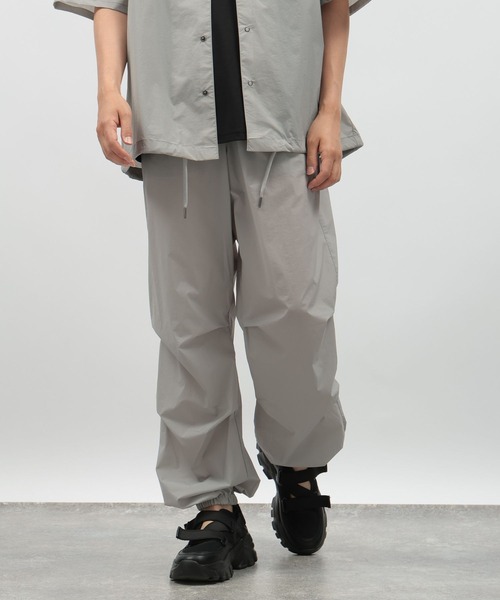 LAKOLE(ラコレ)の「さらさらナイロンEASYパンツ / 133140(その他パンツ・メンズ・ブラック/ライトグレー/キャメル・X-LARGE/MEDIUM/LARGE)」の1枚目の写真